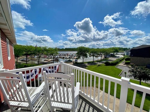 Condo Overlooking Marina-walk to everything!