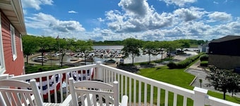 Condo Overlooking Marina-walk to everything!