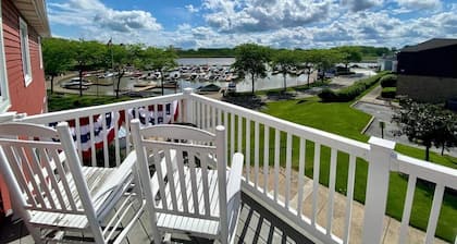 Condo Overlooking Marina-walk to everything!