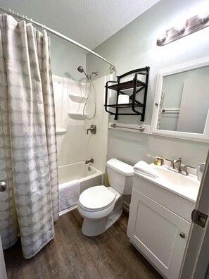 Sèche-cheveux, serviettes fournies, shampoing, papier toilette