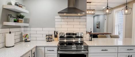 雪櫃、微波爐、焗爐、爐具