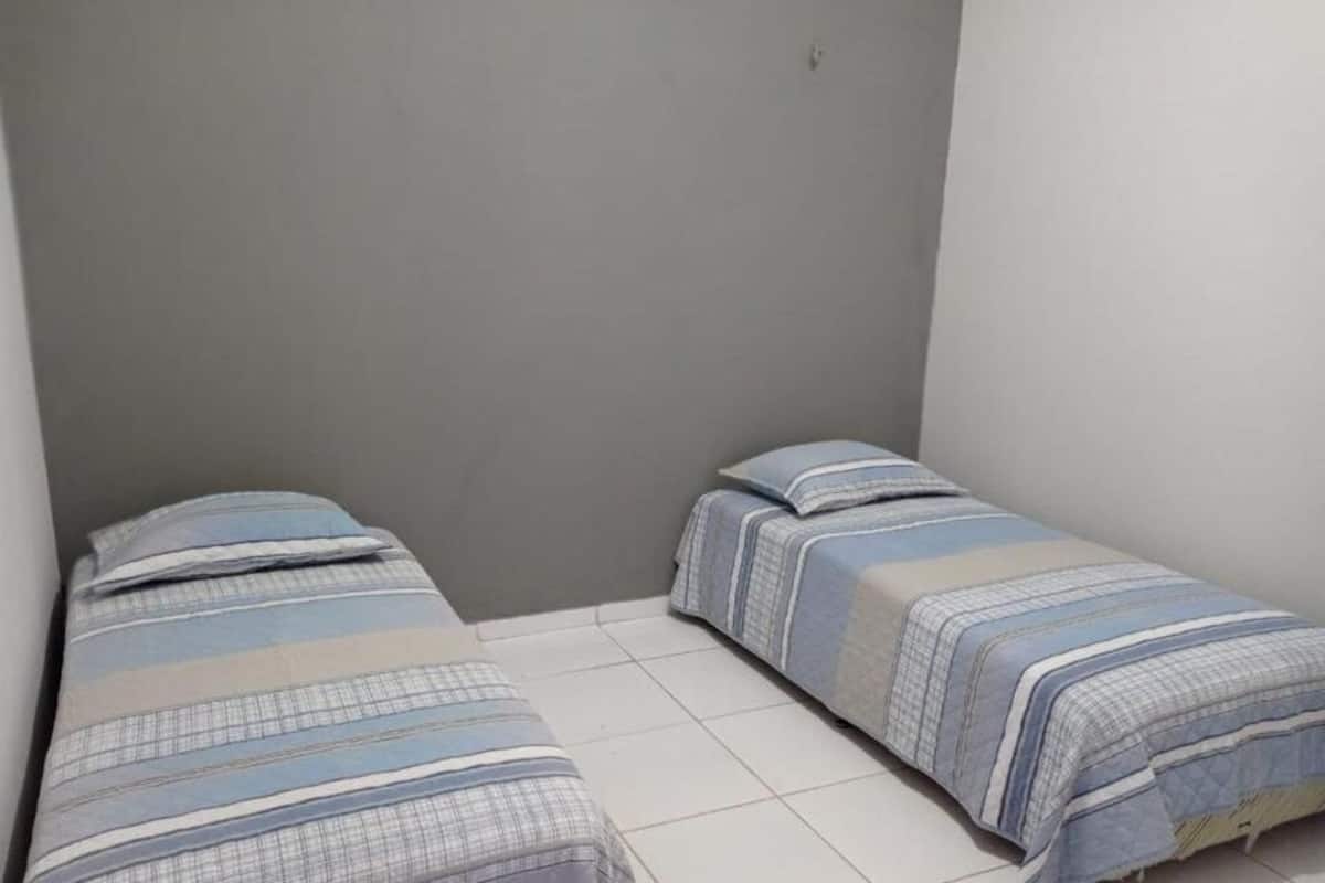 책상, 노트북 작업 공간, 암막 커튼, 다리미/다리미판