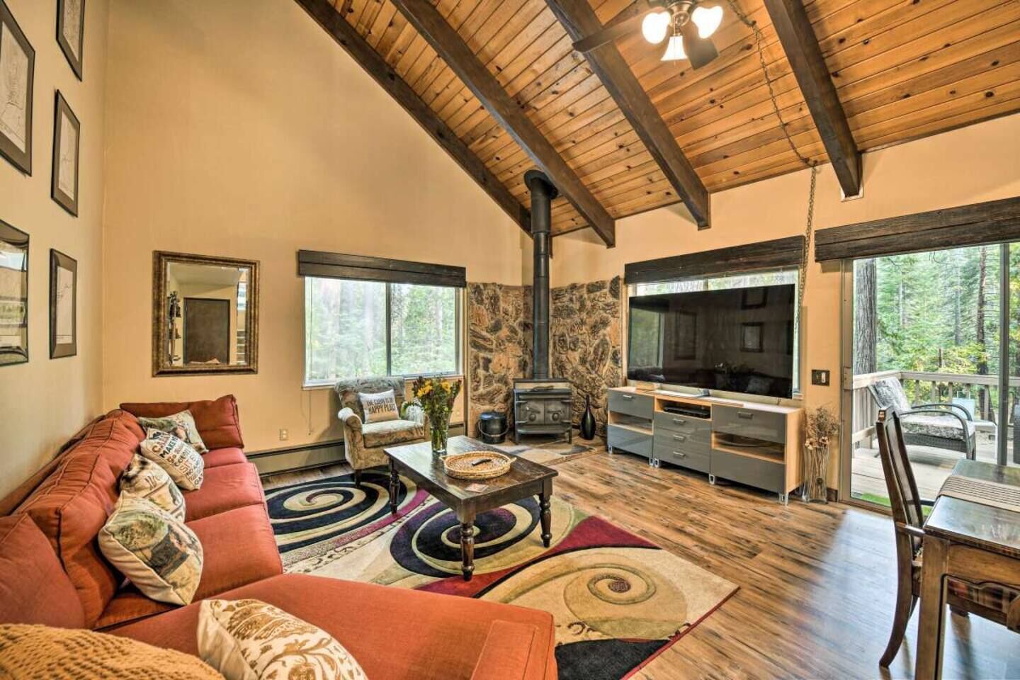 Bearadise Paradise *King Bed* Vaulted Ceiling* AC