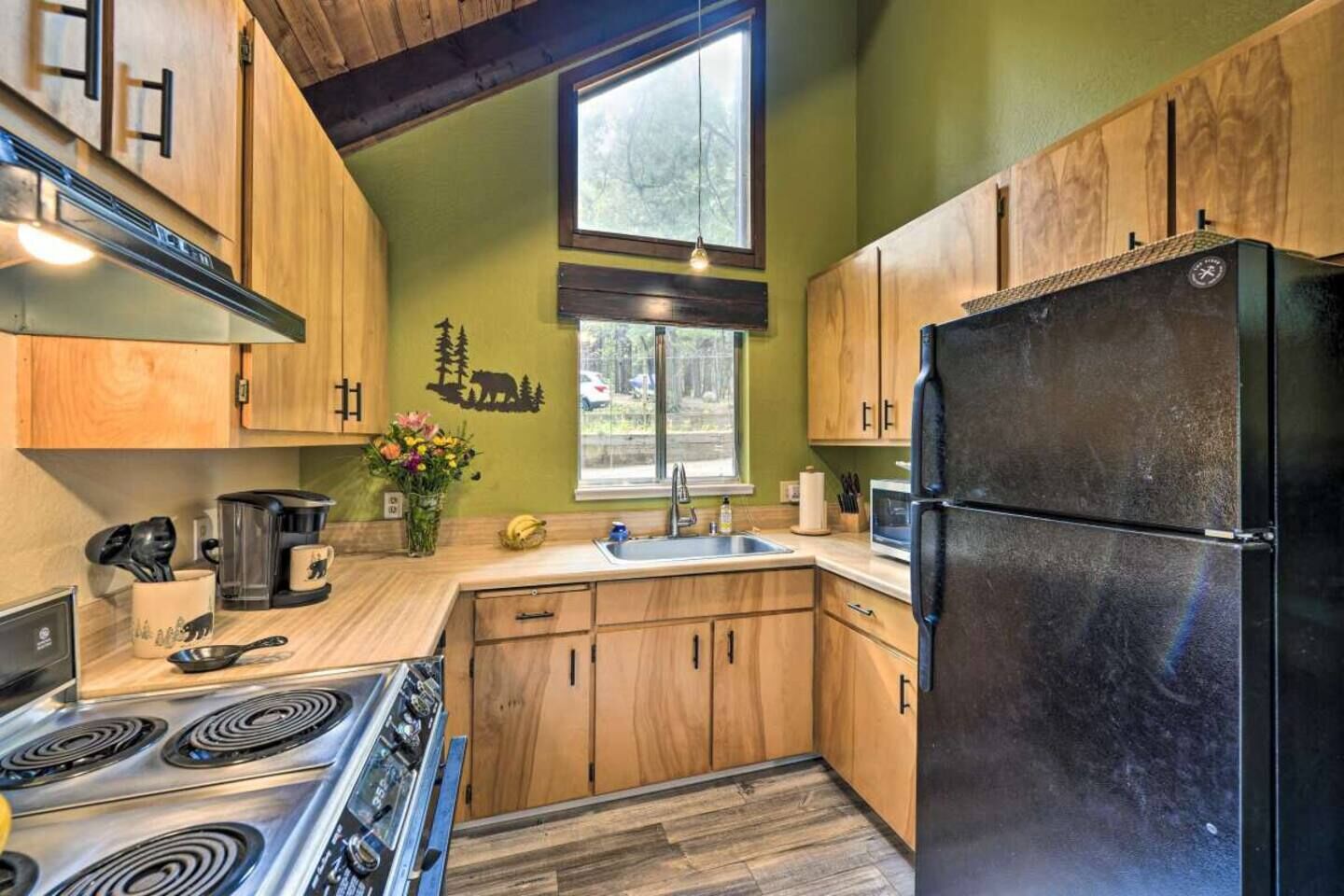 Bearadise Paradise *King Bed* Vaulted Ceiling* AC