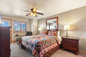 2 bedrooms, desk, iron/ironing board, free WiFi - Fort Marcy 72 | Walk to Plaza | Kiva Fireplace | Full Kitchen | Hot Tub | Pool | 2 Levels (Santa Fe)