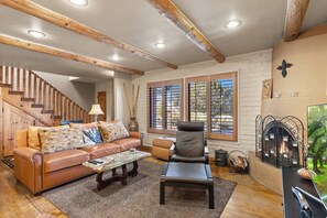 Smart-tv, eldstad, dvd-spelare och böcker