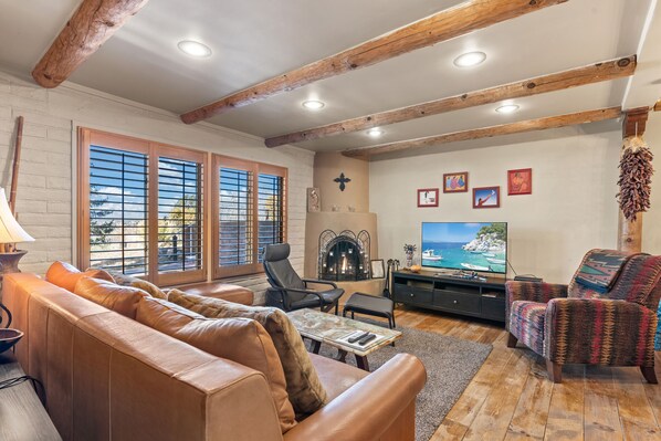 Smart TV, chimenea, reproductor de DVD, libros