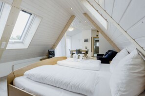 Panoramic-Apartment, eigenes Bad, Seeblick (Dachgeschoss) | 1 Schlafzimmer