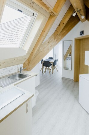 Panoramic-Apartment, eigenes Bad, Seeblick (Dachgeschoss) | Eigene Küche