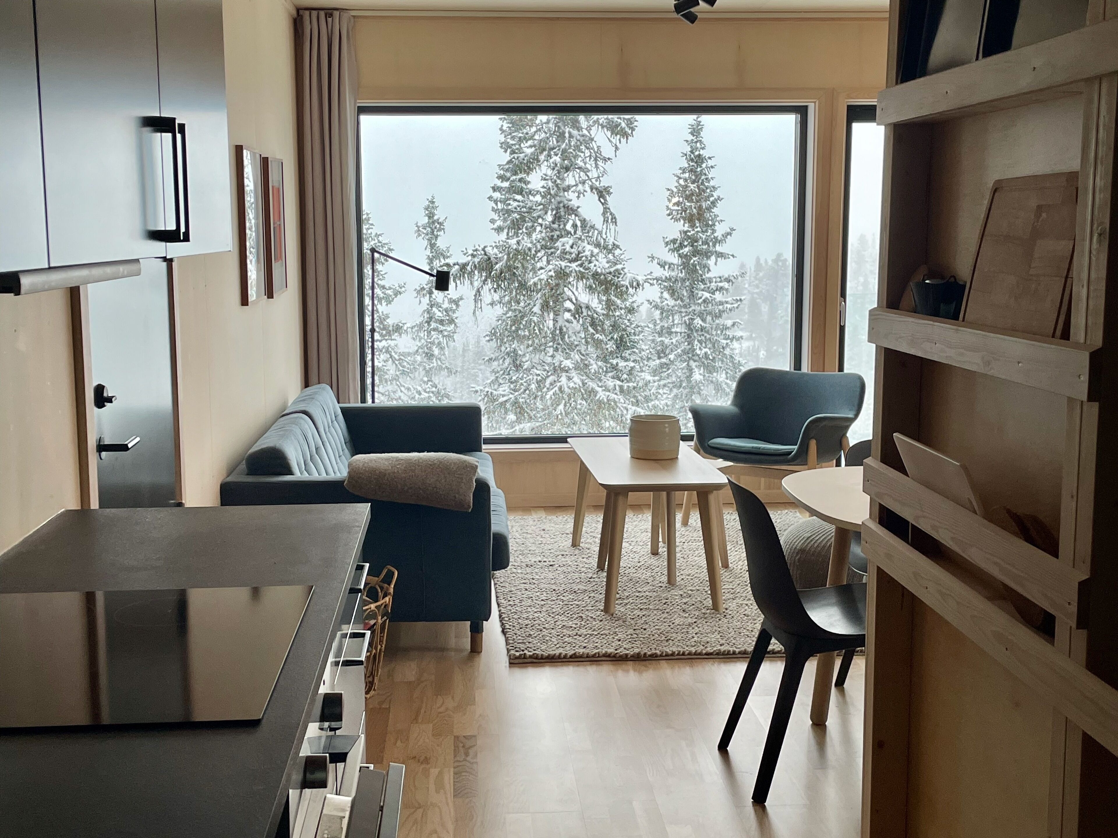 Vannkoker, høy barnestol og spisebord