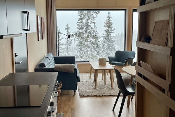 Hervidor eléctrico, trona infantil y mesa de comedor