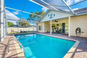 Una piscina al aire libre, una piscina climatizada