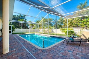 Alberca al aire libre y alberca climatizada