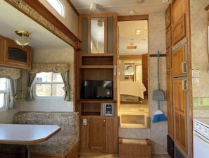 1 bedroom, free WiFi, bed sheets - Vacation RV Rental Near Disney with Pool (Kissimmee)