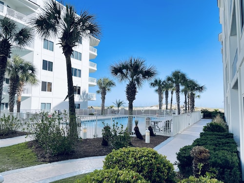 1BR/1.5BA retreat with direct beach access