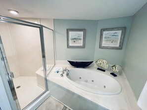 Dusche, Whirlpool, Haartrockner, Handtücher