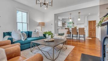 Smart TV, fireplace, books, stereo