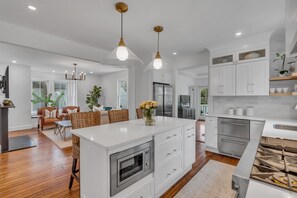 Kylskåp, mikrovågsugn, ugn och spishäll