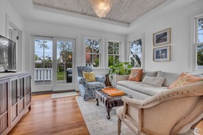 Smart-tv, eldstad, böcker och en stereo