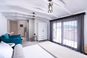 Tabla de planchar con plancha, wifi gratis y ropa de cama 