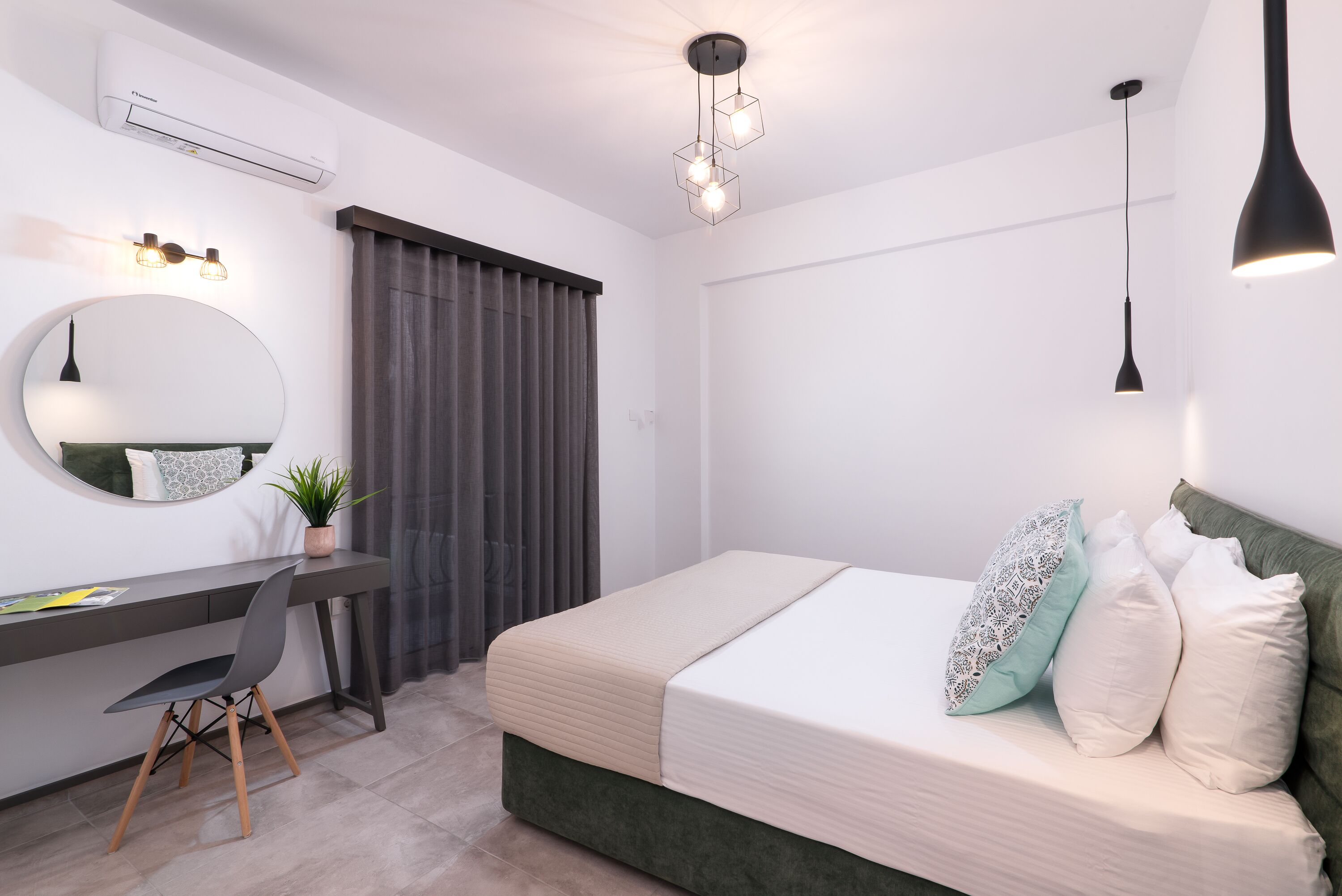 Tabla de planchar con plancha, wifi gratis y ropa de cama 