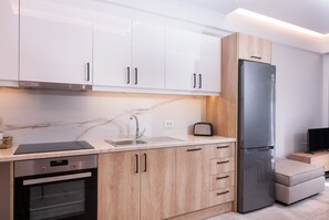 Căn hộ Superior, ban công, quang cảnh thành phố | Bếp riêng | Tủ lạnh, lò nướng, máy rửa bát, dụng cụ pha cà phê/trà 