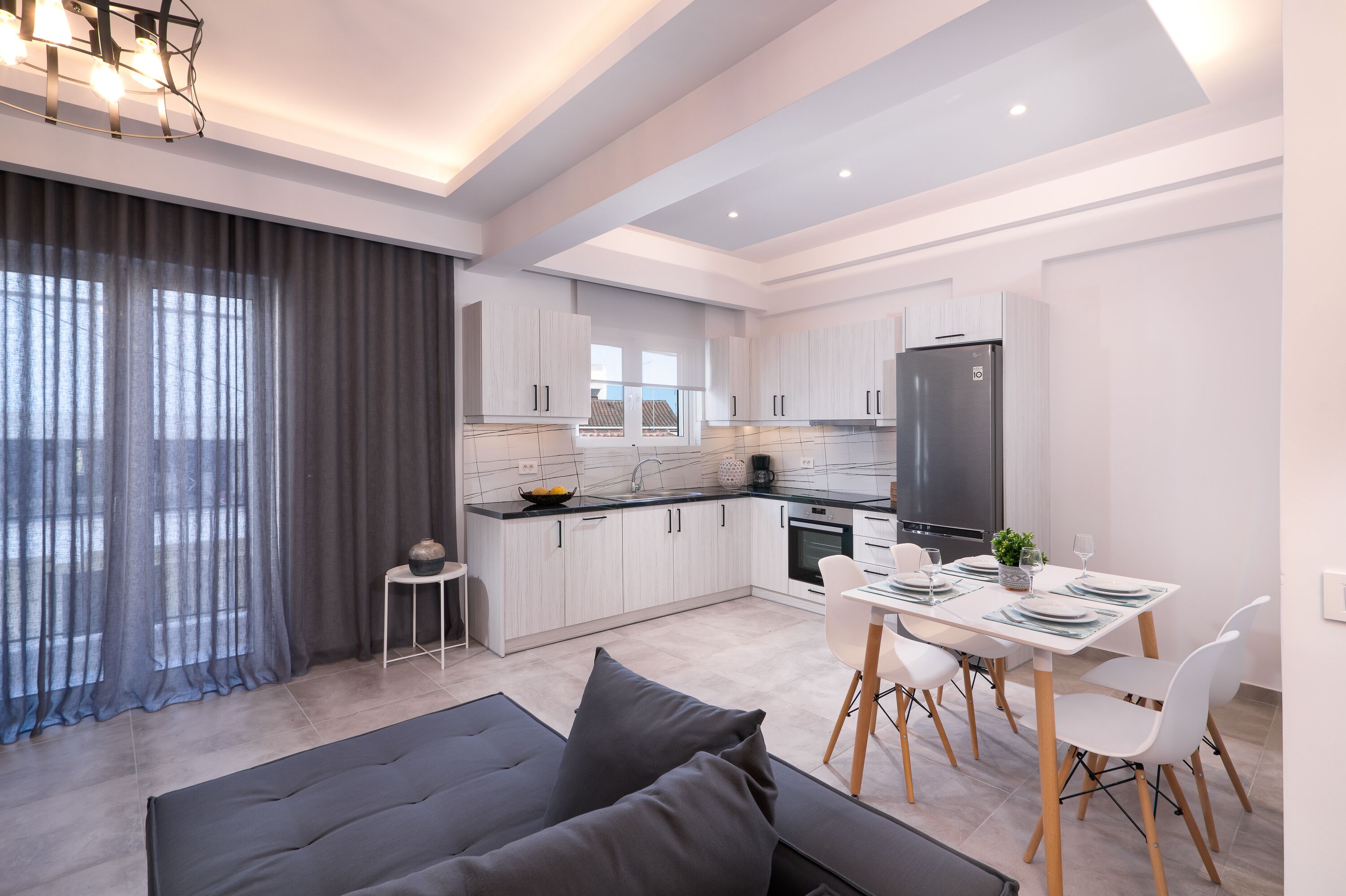 Apartamento luxo, 2 quartos, sacada, vista para a cidade | Cozinha privada | Geladeira grande, fogão, lava-louças, cafeteira/chaleira