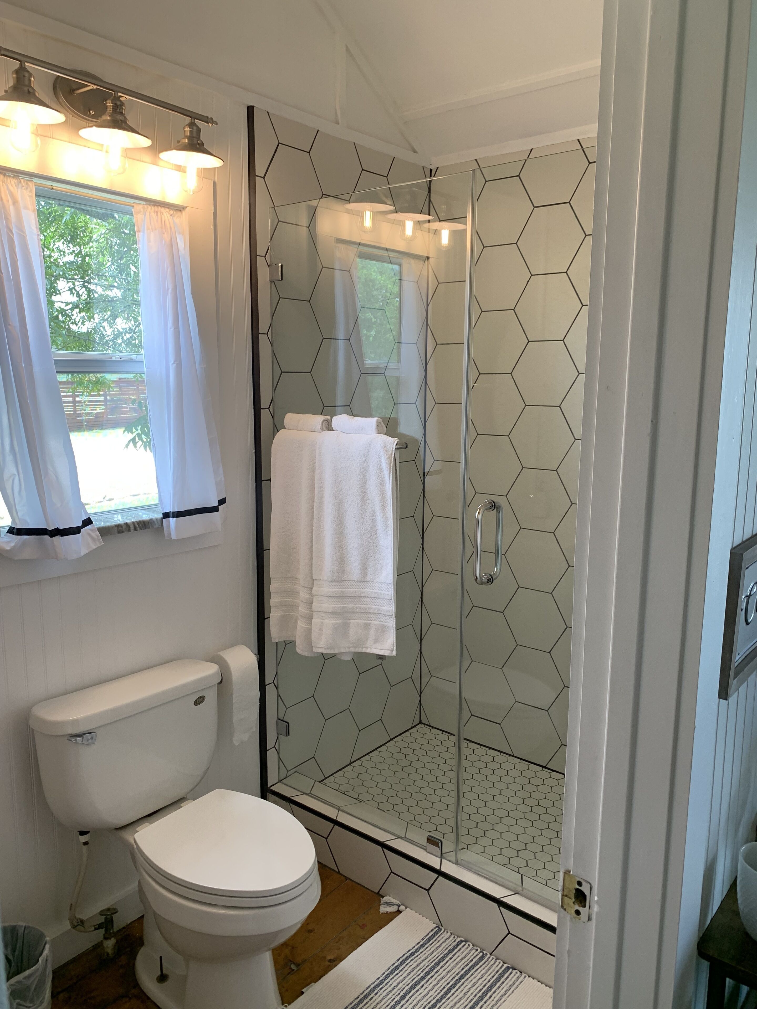 Luxury-Ferienhütte, 1 Queen-Bett, Flussblick | Badezimmer | Badewanne und Dusche (separat), Komfortbadewanne, Hydromassagedusche