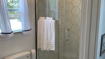 Luxury-Ferienhütte, 1 Queen-Bett, Flussblick | Badezimmer | Badewanne und Dusche (separat), Komfortbadewanne, Hydromassagedusche