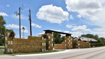 Pintu masuk properti