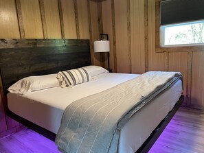 2 bedrooms, iron/ironing board, free WiFi, bed sheets - Sunset Cabin W/Hot Tub-Spring*Summer*Winter*Fall-Luxurious Farmhouse at its BEST (Pearcy)