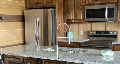 Sunset Cabin W/Hot Tub-Spring*Summer*Winter*Fall-Luxurious Farmhouse at its BEST