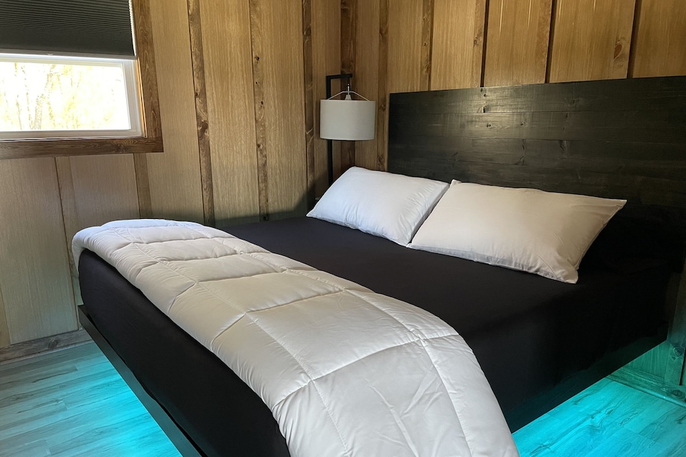 Sunset Cabin W/Hot Tub-Spring*Summer*Winter*Fall-Luxurious Farmhouse at its BEST