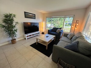 Smart TV, books - Pet Friendly, Fully Fenced! Relaxing escape in the heart of Lighthouse Point (Lighthouse Point)