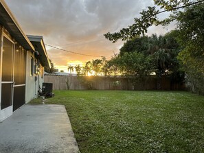Property grounds - Pet Friendly, Fully Fenced! Relaxing escape in the heart of Lighthouse Point (Lighthouse Point)