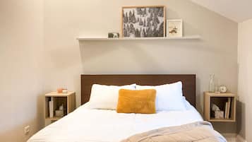 1 bedroom, desk, iron/ironing board, WiFi