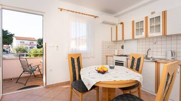 Căn hộ | Bếp riêng | Tủ lạnh, lò nướng, bếp nấu, ấm điện