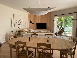 Télévision, livres, chaîne hi-fi