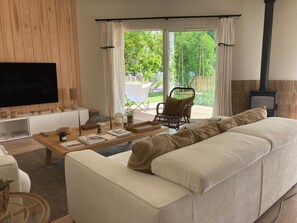 Télévision, livres, chaîne hi-fi