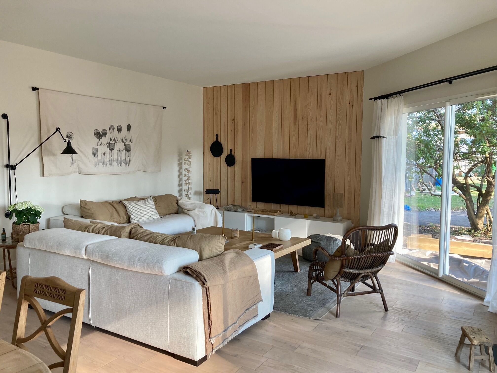 Télévision, livres, chaîne hi-fi