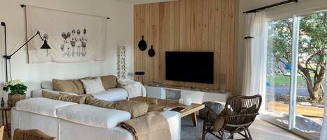 Télévision, livres, chaîne hi-fi