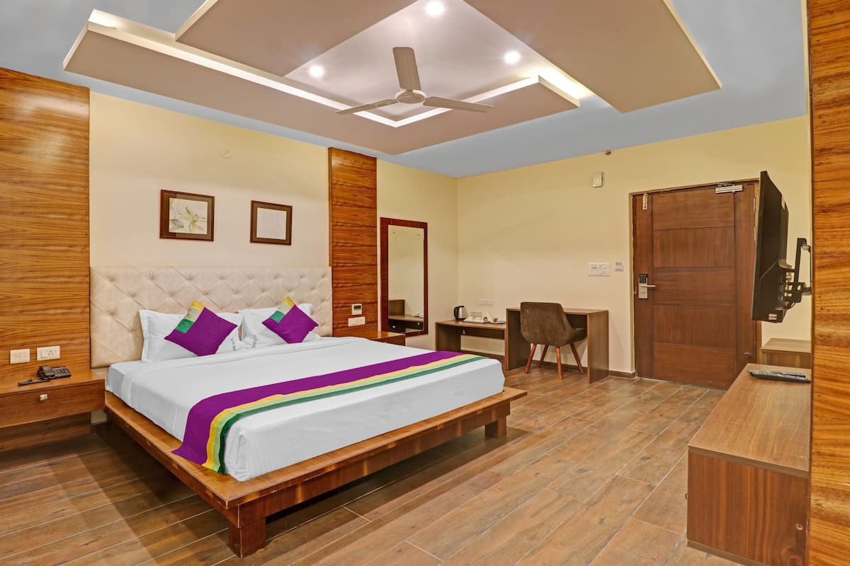 Habitación doble Premium | Escritorio y tabla de planchar con plancha