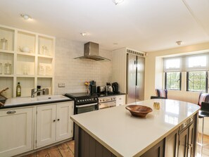 Cottage | Private kitchen | Dishwasher, cookware/dishes/utensils - Rose Cottage (Corsham)