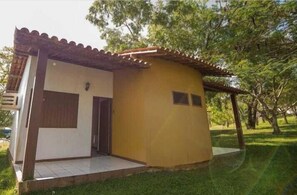 Un petit bâtiment d’un seul étage, doté d’un toit en tuiles et d’une façade plane.