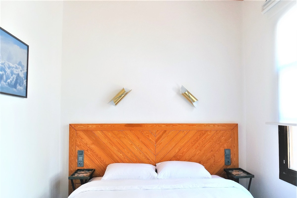 Camera Deluxe con letto matrimoniale o 2 letti singoli, non fumatori | Biancheria da letto di alta qualità, minibar, una scrivania