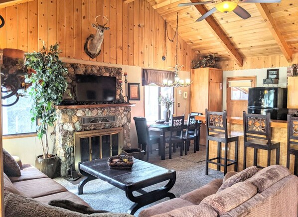 Smart TV, fireplace, DVD player, books - Cozy cabin w/large backyard ~ Walk to: Ski Shuttle, Golf, Zoo & Trailheads!  (Big Bear Lake)