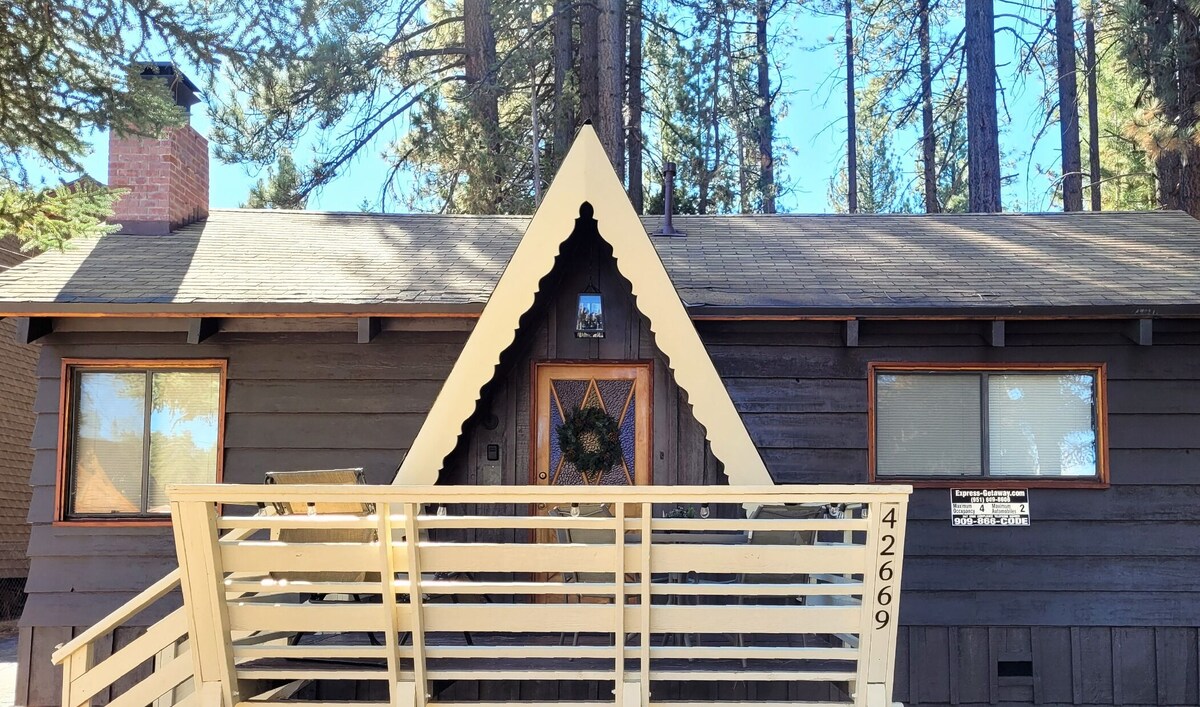 Cozy cabin w/large backyard ~ Walk to: Ski Shuttle, Golf, Zoo & Trailheads!