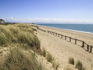 Beach nearby - The Warren D24 (Pwllheli)