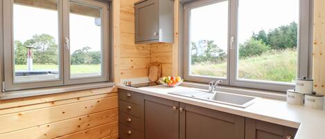 Lemari es, ketel listrik, dan pemanggang roti