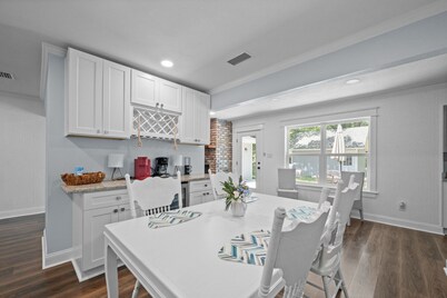 Peaceful Fairhope Retreat-large home on 1 acre lot!